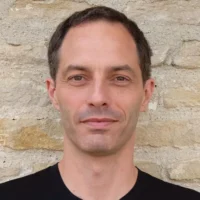 Portrait photo of Jon Worth.